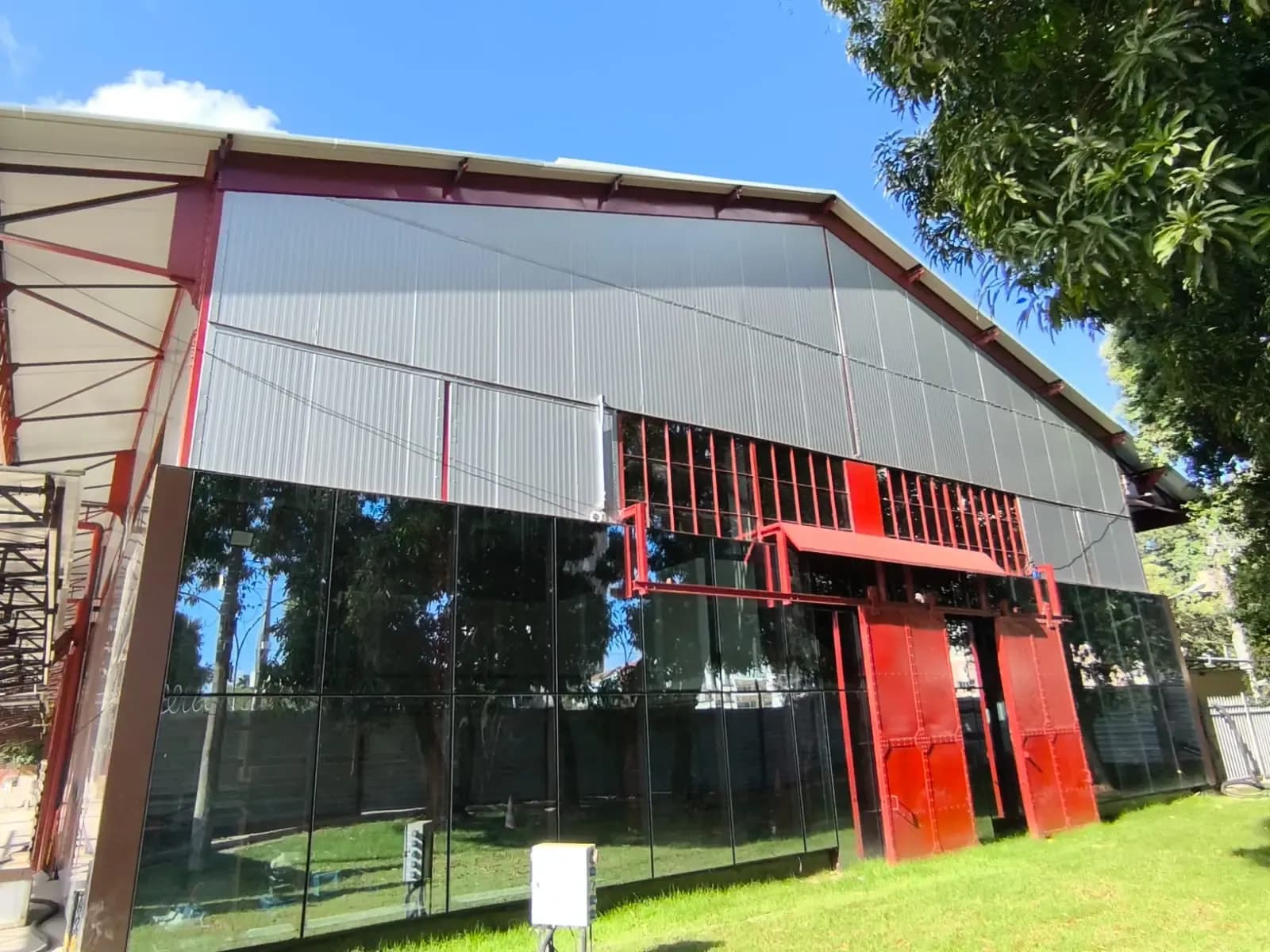 Sistema de Fachada em Telha Metálica