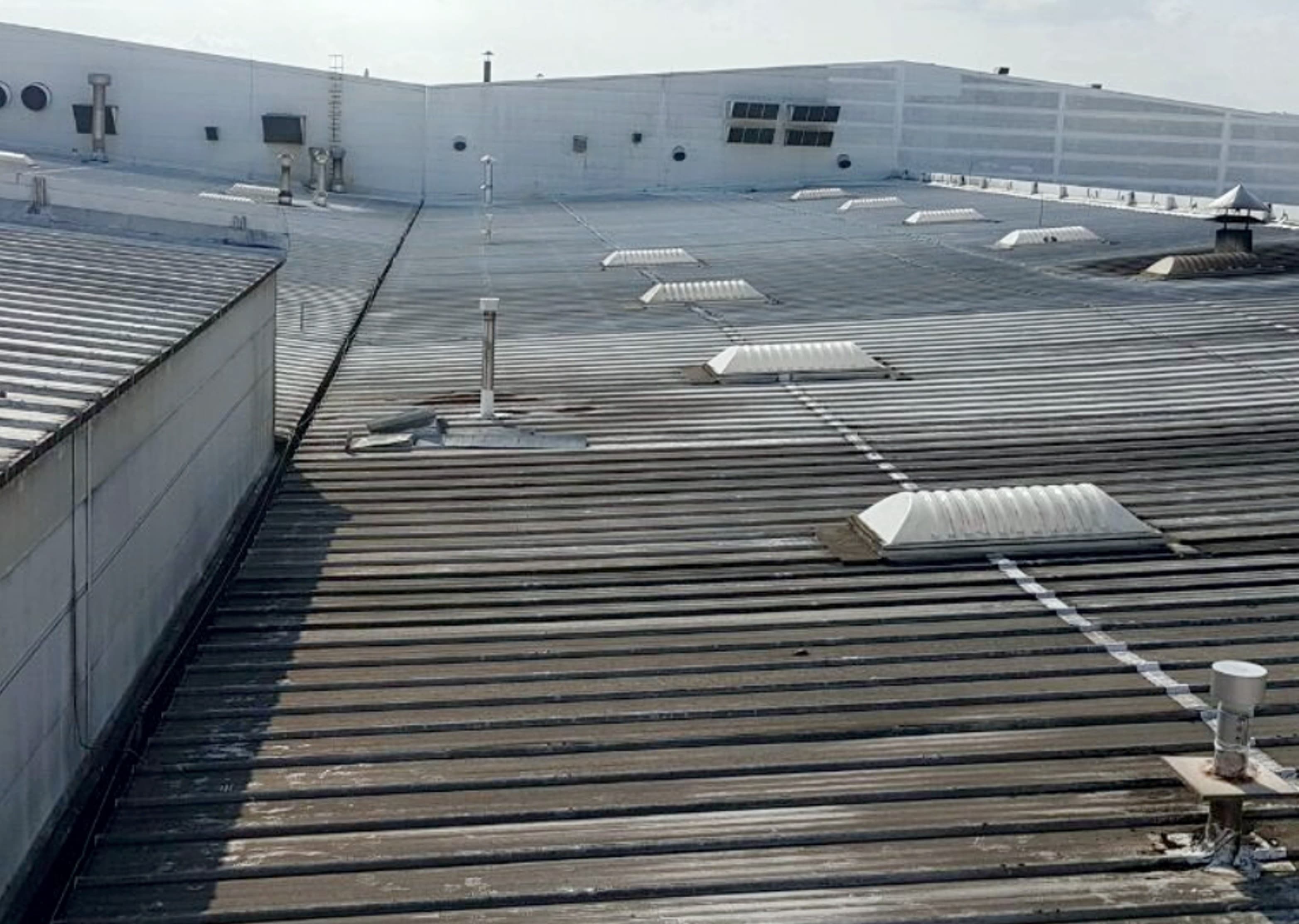 Cobertura industrial antes do retrofit